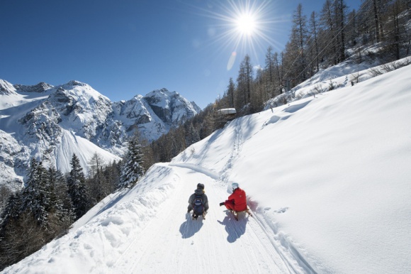 Dolina Stubai – saneczkarski raj w Tyrolu LIFESTYLE, Podróże - Dolina Stubai słynie nie tylko z nartostrad. Moc emocji zapewnia 12 naturalnych torów saneczkowych o łącznej długości 48 km, czyniąc z niej największy teren saneczkarski w Tyrolu.
