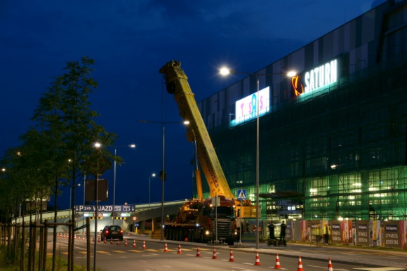 Gigant rozpoczął pracę w Poznań City Center BIZNES, Handel - 7 centrali wentylacyjnych, 2 dni prac i większy komfort dla Klientów – rozpoczyna się kolejny etap modernizacji Poznań City Center. Od 19 do 20 czerwca przed Centrum pojawi się największy w Polsce dźwig kołowy (Liebherr LTM 1500-8.1).