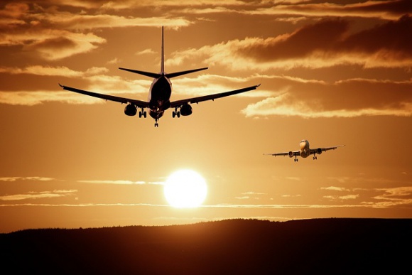 Katastrofy lotnicze a wypadki drogowe – czy słusznie boimy się latać?