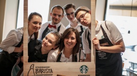 Znamy polskiego finalistę konkursu Starbucks Barista Championship! BIZNES, Handel - Laureatką krajowego finału konkursu Starbucks Barista Championship 2016 została Monika Hojak z kawiarni Starbucks Poznań PKP. Zwyciężczyni będzie reprezentowała Polskę na międzynarodowym finale zawodów, który odbędzie się w październiku w Londynie.