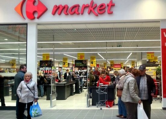 Carrefour otworzył nowy klasyczny supermarket w Nowym... , - Carrefour Polska otworzył nowy supermarket w segmencie classic. Sklep o powierzchni ok. 1 tys. mkw. zlokalizowany jest w galerii handlowej przy ul. Warszawskiej 36 w Nowym Dworze Mazowieckim i oferuje klientom różnorodną ofertę ponad 12 tysięcy artykułów. W sklepie znalazło pracę 26 mieszkańców miasta i okolic. Wprowadzony przez Carrefour podział supermarketów na 3 segmenty: premium, urban i classic gwarantuje dopasowanie oferty sklepu do lokalnego profilu i potrzeb mieszkańców.