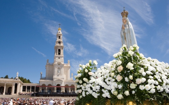 Fatima – w oczekiwaniu na 100. rocznicę objawień LIFESTYLE, Podróże - Październik i maj to miesiące tradycyjnie poświęcone Maryi. Do sanktuarium w portugalskiej Fatimie przybywa wtedy najwięcej pielgrzymów. Rekordowe tłumy oczekiwane są jednak w 2017 r., podczas obchodów setnej rocznicy objawień Maryi młodym pastuszkom.