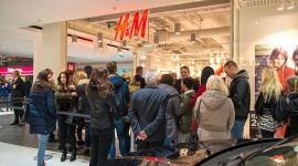 Centrum Handlowe Emka z nowym salonem H&M BIZNES, Handel - Wraz z początkiem grudnia, w koszalińskim Centrum Handlowym Emka rozpoczął działalność sklep szwedzkiej marki odzieżowej H&M. W nowo otwartym, dwupoziomowym salonie, na powierzchni 2 tys. mkw, Koszalinianie znajdą najnowszą kolekcję ubrań i akcesoriów tej popularnej marki.