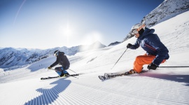 Dolina Stubai – najlepsze narciarskie tereny w korzystnych cenach LIFESTYLE, Podróże - Doskonałe warunki do ekscytujących wypraw narciarskich czekają na fanów sportów zimowych w czterech ośrodkach Doliny Stubai, w tym na największym terenie lodowcowym w Austrii. Dzięki atrakcyjnej polityce cenowej, goście mogą liczyć na liczne rabaty, zniżki i dodatkowe korzyści.