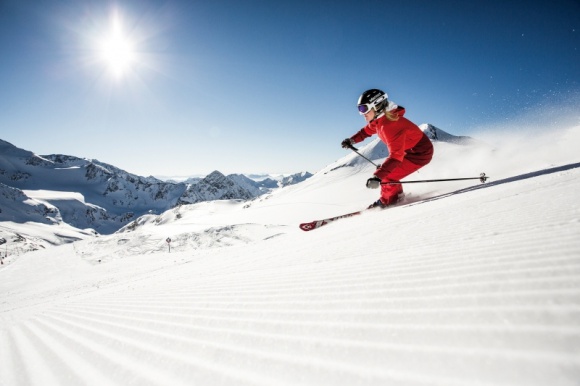 Wiosenna jazda na nartach w Dolinie Stubai LIFESTYLE, Podróże - Znawcy tematu uważają wiosenną jazdę na nartach za najprzyjemniejszą formę aktywności sportowej w Alpach. W Dolinie Stubai wysoko położone tereny narciarskie gwarantują obecność śniegu na stokach oraz mnóstwo okazji do wystawienia się na słońce również późną wiosną.