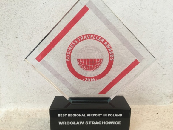 Wrocławskie lotnisko docenione przez biznesmenów LIFESTYLE, Podróże - Już po raz czwarty z rzędu Port Lotniczy Wrocław otrzymał prestiżową nagrodę Business Traveller Award dla najlepszego lotniska regionalnego w Polsce. Nagrody zostały wręczone dziś w Warszawie podczas uroczystej gali.