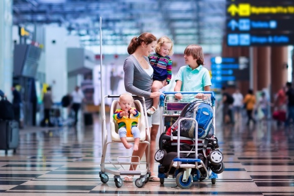 Ile kosztuje podróż samolotem z dziećmi? LIFESTYLE, Podróże - Co można bezpłatnie zabrać na pokład samolotu, jakie obowiązują limity bagażowe i na jakie dodatkowe udogodnienia mogą liczyć rodziny z dziećmi? Porównaliśmy oferty głównych przewoźników w tym zakresie.