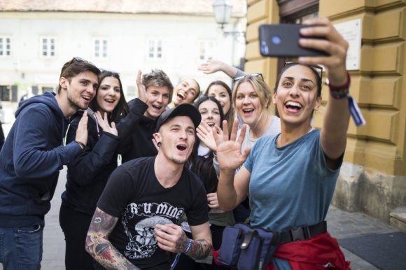 Studenci udowadniają, że da się podróżować po Europie bez gotówki i kart LIFESTYLE, Podróże - Drużyny złożone ze studentów z 60 krajów z całego świata rozpoczęły szalony i jedyny w swoim rodzaju wyścig. Uczestnicy każdego z zespołów jako jedyną walutę otrzymali… puszki Red Bull oraz smartfon Huawei P Smart, aby udokumentować swoją podróż.