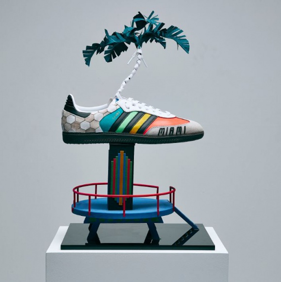 David Beckham, Elton John i inni projektują limitowaną edycję butów adidas BIZNES, Handel - Już w lipcu na aukcję w serwisie eBay.co.uk trafi 30 par oryginalnych butów Adidas Samba zaprojektowanych przez gwiazdy, takie jak Elton John, Pharrell Williams, Marc Jacobs, David Beckham, Kate Moss czy Naomi Campbell.