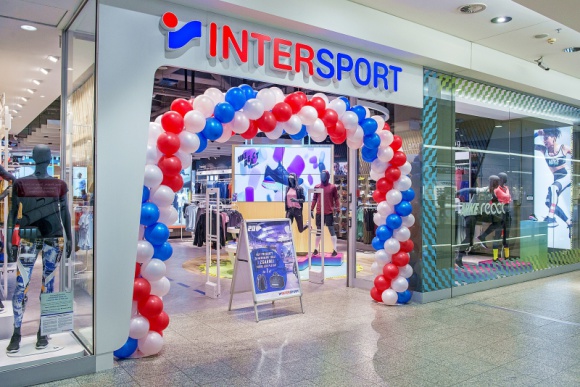 Pierwszy w Polsce INTERSPORT 2.0 w nowym formacie w Galerii Krakowskiej BIZNES, Handel - Sieć INTERSPORT Polska uruchomiła nową odsłonę sklepu w Galerii Krakowskiej i zaprosiła klientów do nowego świata INTERSPORT 2.0.