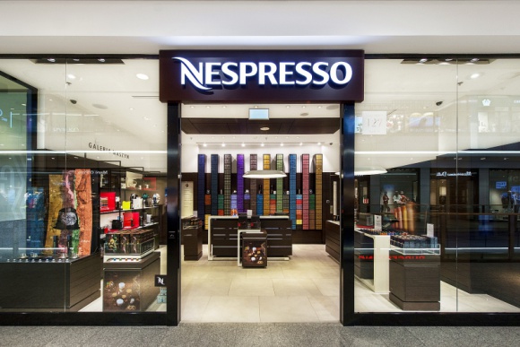 Jedyny w Krakowie butik Nespresso w Galerii Krakowskiej BIZNES, Handel - Kameralna, przytulna przestrzeń utrzymana w subtelnej kolorystyce – tak wygląda nowo otwarty butik Nespresso w Galerii Krakowskiej.