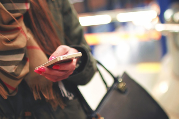 Jak rozwiązania mobilne mogą poprawić komunikację w branży handlowej?