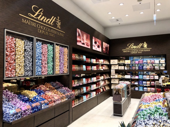 Pierwszy salon Lindt premium na Śląsku w Silesia City Center BIZNES, Handel - W Silesia City Center otwarto butik Lindt. Jest to pierwszy salon premium szwajcarskiego giganta czekolady na Śląsku.