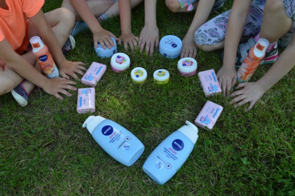 NIVEA wspiera dzieci z SOS Wiosek Dziecięcych BIZNES, Handel - Dostawa kosmetyków NIVEA trafiła do Programu SOS Wiosek Dziecięcych w Kraśniku – zarówno do dzieci, objętych opieką zastępczą, jak też z rodzin, biorących udział w profilaktycznym Programie “SOS Rodzinie”.