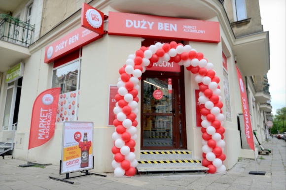 Duży Ben ciągle rośnie! Sieć otworzyła właśnie 50 sklep i wchodzi na Dolny Śląsk BIZNES, Handel - Duży Ben, stworzona przez Grupę Eurocash sieć marketów alkoholowych, otworzyła dzisiaj swój 50 sklep. Nowa placówka uruchomiona została w Poznaniu, na macierzystym rynku sieci. Poza Wielkopolską sklepy Dużego Bena działają również w województwie lubuskim.