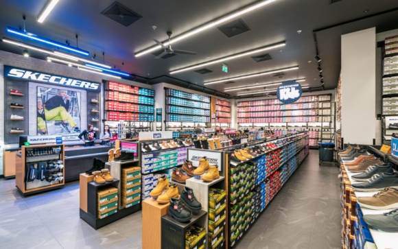 Nowe marki we Wrocław Fashion Outlet BIZNES, Handel - W czwartym kwartale 2019 roku do grona najemców Wrocław Fashion Outlet dołączyły nowe, międzynarodowe marki: Le Creuset, BOSS Outlet i Skechers. Dodatkowo w nowych lokalizacjach, większych lokalach i najnowszych konceptach otworzyły się marki Asics oraz 4F