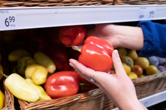 Koszyk na majówkę w małych sklepach większy o 30% i bardziej domowy BIZNES, Handel - Tegoroczne zakupy na majówkę potwierdzają obserwowany od dwóch miesięcy trend „duże zakupy w małych sklepach” – kupujemy tam rzadziej, ale więcej.