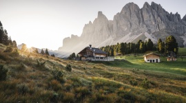 Dystans społeczny podczas wakacji – w Dolomitach to naturalna sprawa! LIFESTYLE, Podróże - Po miesiącach spędzonych w zamknięciu z powodu pandemii, coraz chętniej spędzamy czas na wolnym powietrzu. Miejsca oddalone od aglomeracji miejskich,pozwalają nam znowu cieszyć się naturą. Wiele takich miejsc znajdziemy w Południowych Tyrolu.