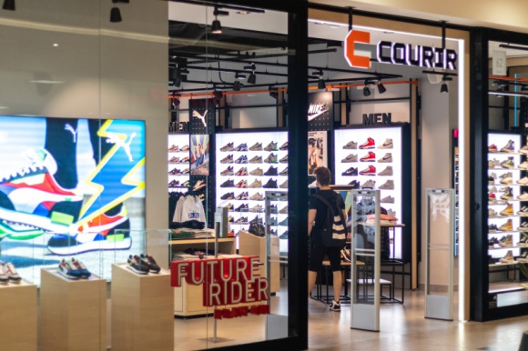 Galeria Krakowska z jedynym w Polsce sklepem Courir BIZNES, Handel - Wywodząca się z Francji sieć sklepów ze sneakersami oferuje klientom obuwie marek znanych na całym świecie.