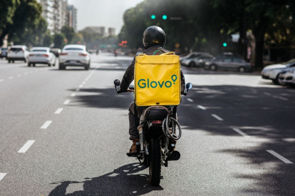 Glovo Access, czyli usługi delivery zaangażowane społecznie BIZNES, Handel - Glovo uruchamia nową społeczną platformę. Glovo Access to otwarcie funkcjonalności aplikacji dla zaangażowanych społecznie organizacji pozarządowych realizujących cele charytatywne. Dzięki nowej platformie, partnerzy zyskają dostęp do procesów logistycznych i sieci partnerów.