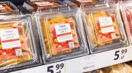 Tesco eliminuje nieprzetwarzalny plastik z opakowań swoich produktów BIZNES, Handel - W lutym 2019 roku Tesco ogłosiło, że usunie ze składów opakowań produktów marki własnej materiały nienadające się do ponownego przetworzenia. Po półtora roku od zapowiedzi, firma pokazuje pierwsze wyniki - ponad 450 ton mniej nieprzetwarzalnego plastiku w swoich opakowaniach.