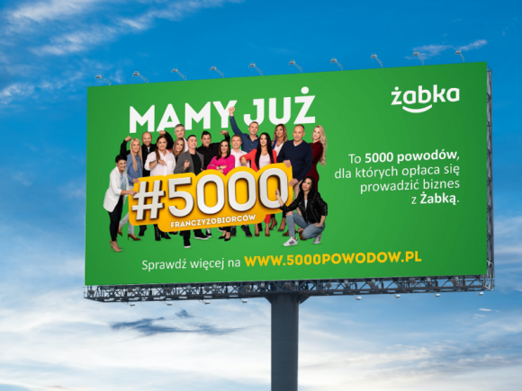 Już 5000 franczyzobiorców prowadzi swoje Żabki BIZNES, Handel - W Żabce swoje sklepy prowadzi już 5000 franczyzobiorców. Małe, wygodne placówki, których jest już na rynku ponad 6600, przyciągają nowych przedsiębiorców atrakcyjnym modelem biznesowym, nowoczesnym formatem oraz szerokim wsparciem w zakresie codziennego prowadzenia biznesu.